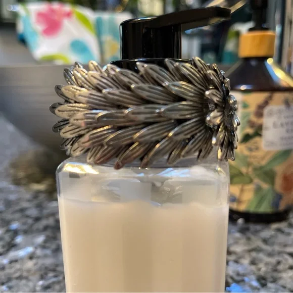 🐸 Stretchy silver-toned feather bead bracelet - Picture 6 of 9